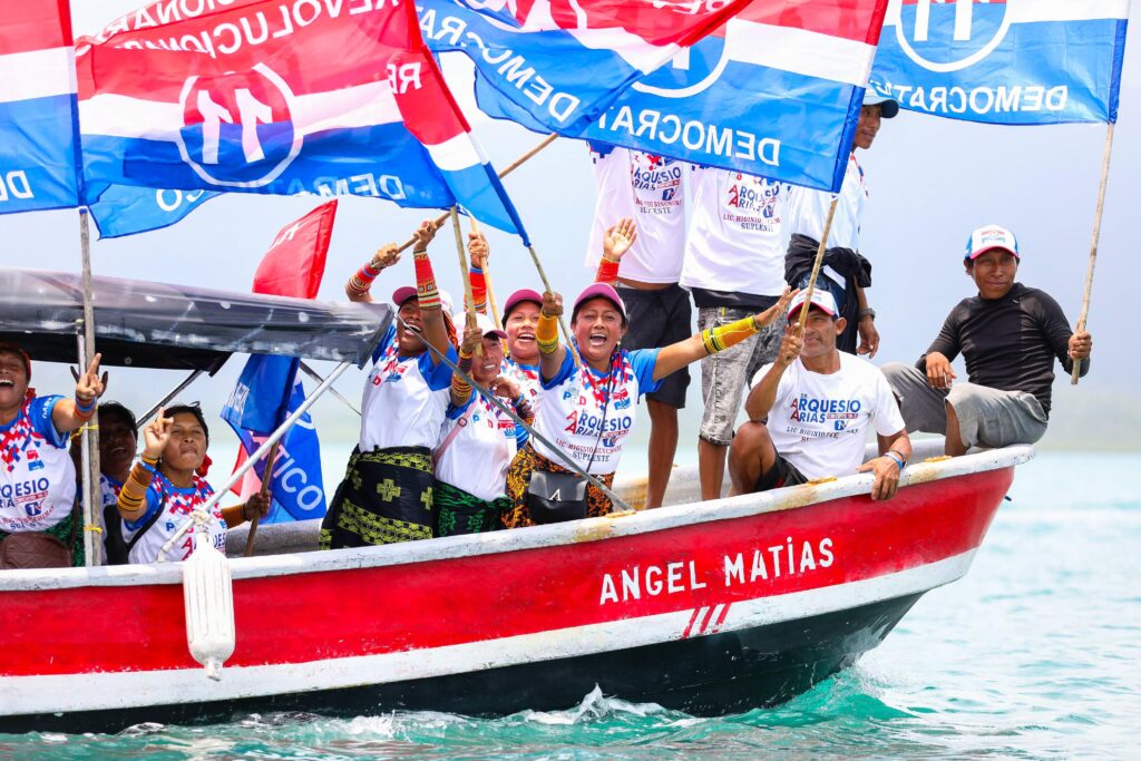 Impresionante Movilización de embarcaciones en alta mar con banderas tricolores en apoyo a Gaby en Guna Yala 3 IMG 20240420 WA0172