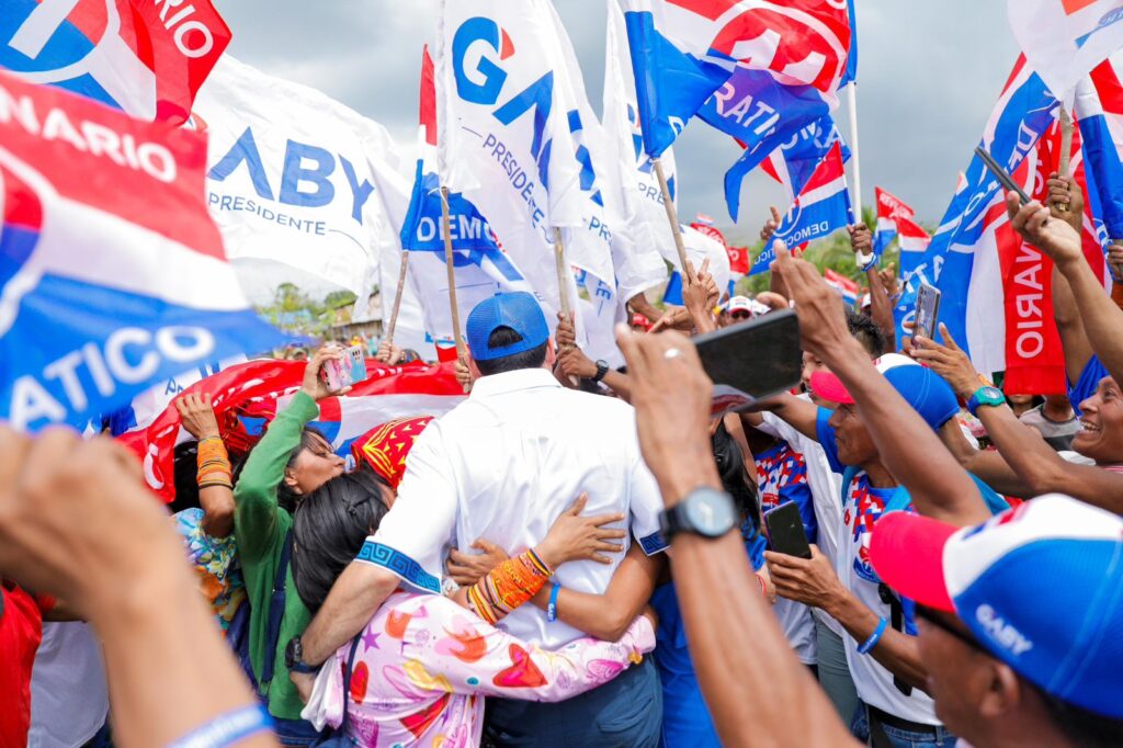 Impresionante Movilización de embarcaciones en alta mar con banderas tricolores en apoyo a Gaby en Guna Yala 4 IMG 20240420 WA0174