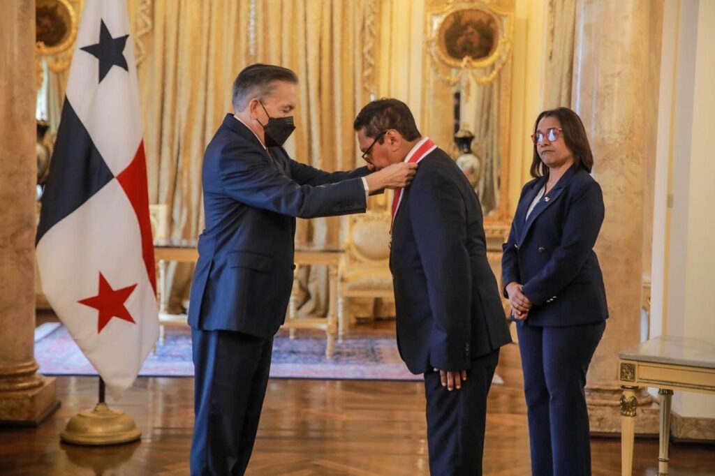 Presidente Cortizo distingue con la Orden General Victoriano Lorenzo a Aresio Valiente López 3 IMG 20240625 WA0342