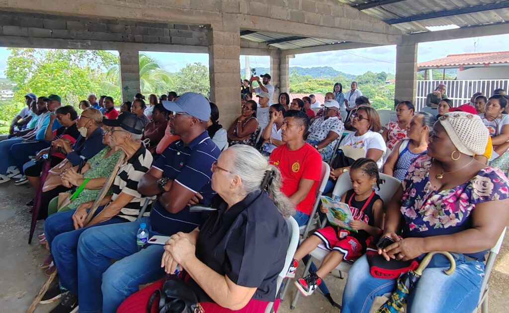 Más de 375 personas beneficiadasBHN entrega escrituras públicas a familias colonenses que les acredita como propietarios de sus lotes 4 IMG 20240626 WA0495