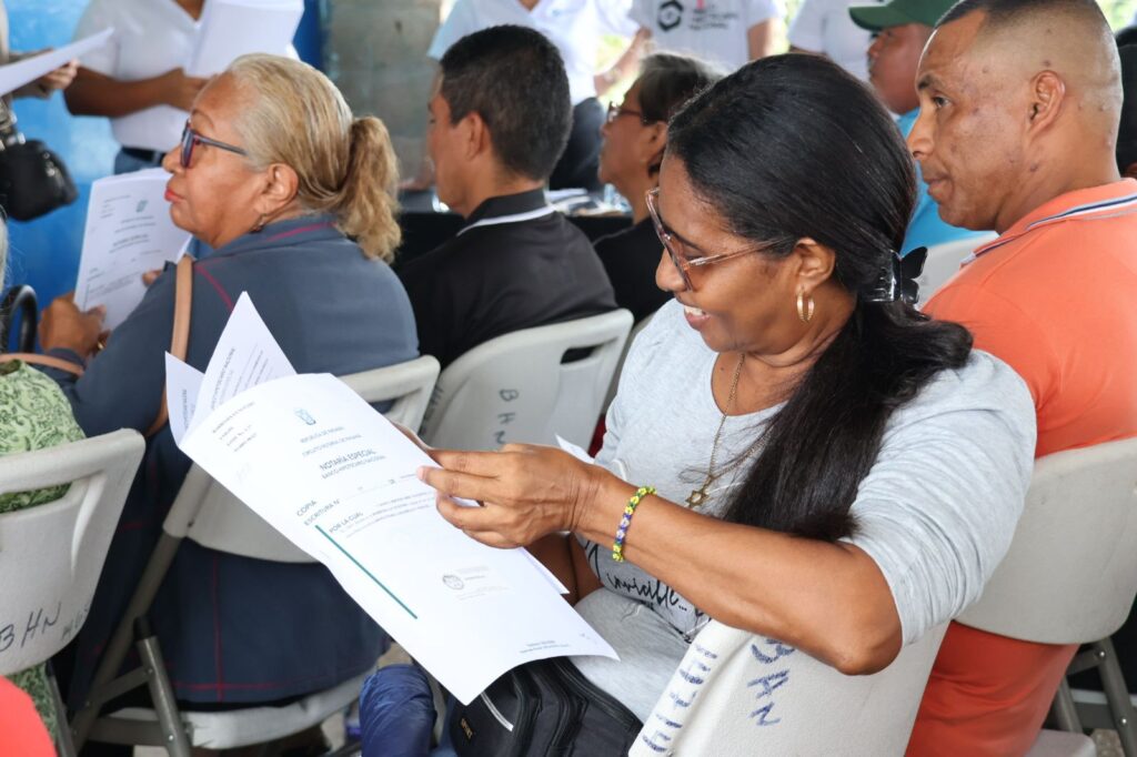 Más de 375 personas beneficiadasBHN entrega escrituras públicas a familias colonenses que les acredita como propietarios de sus lotes 3 IMG 20240626 WA0497