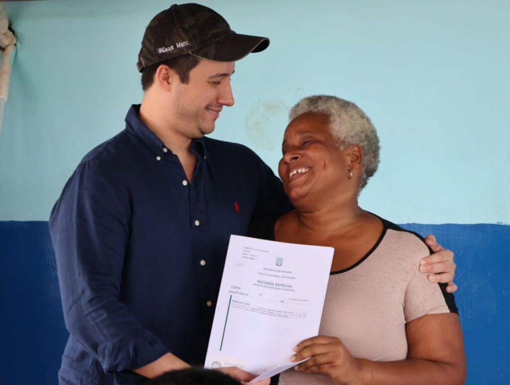 Más de 375 personas beneficiadasBHN entrega escrituras públicas a familias colonenses que les acredita como propietarios de sus lotes 2 IMG 20240626 WA0501