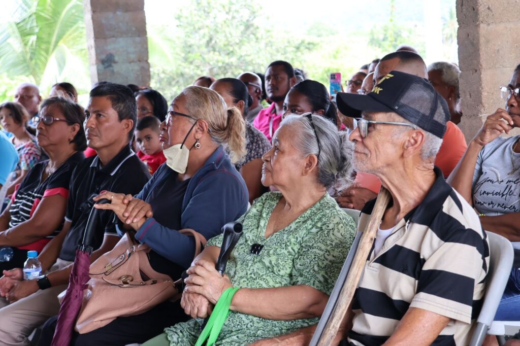 Más de 375 personas beneficiadasBHN entrega escrituras públicas a familias colonenses que les acredita como propietarios de sus lotes 5 IMG 20240626 WA0503
