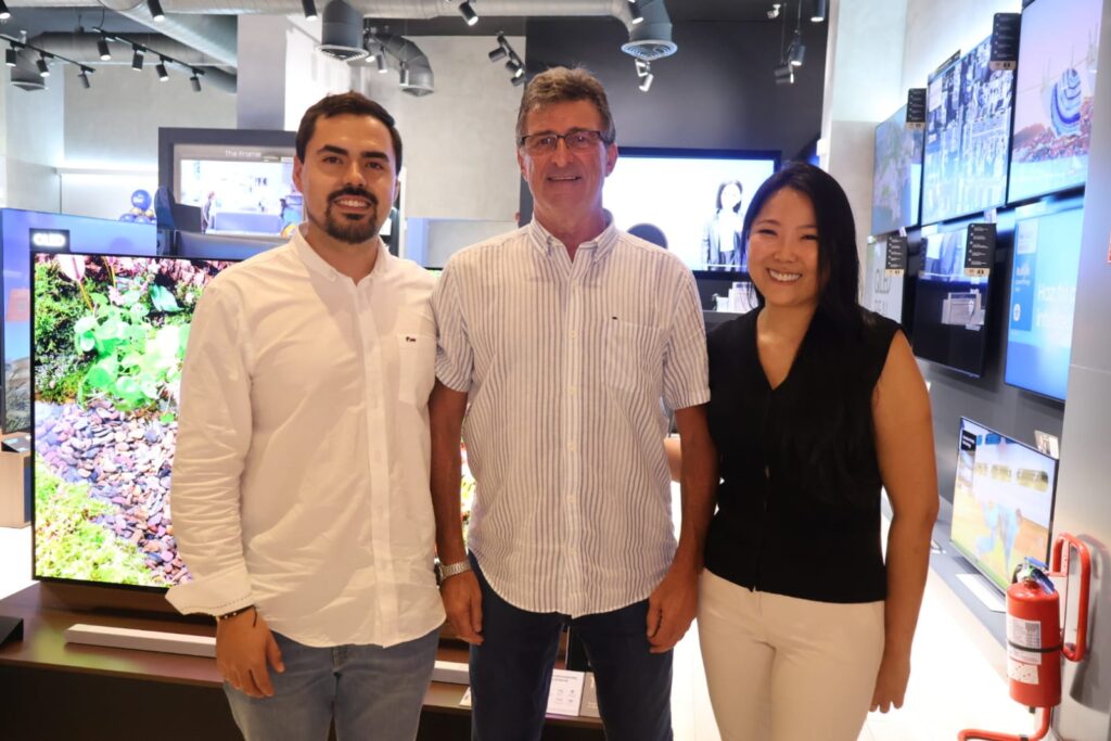 Mario Kempes y Samsung se unieron en una gira inspiradora, demostrando que la disciplina y la innovación son claves para mantenerse en la cima mundial 20 IMG 20251010 WA0304