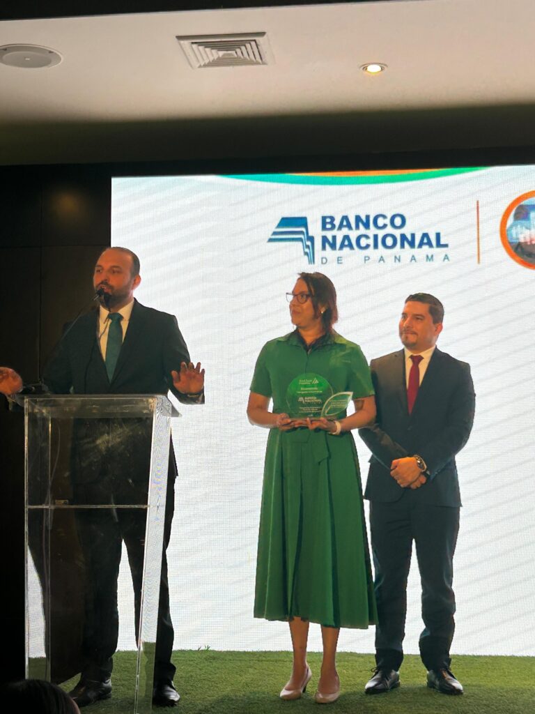 Gobernanza que inspira confianza: AmCham reconoce a Banconal por su liderazgo sostenible 2 IMG 20251010 WA0382