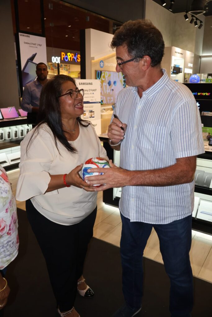 Mario Kempes y Samsung se unieron en una gira inspiradora, demostrando que la disciplina y la innovación son claves para mantenerse en la cima mundial 4 IMG 20251010 WA0474