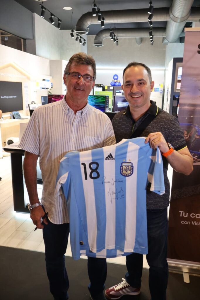 Mario Kempes y Samsung se unieron en una gira inspiradora, demostrando que la disciplina y la innovación son claves para mantenerse en la cima mundial 3 IMG 20251010 WA0475