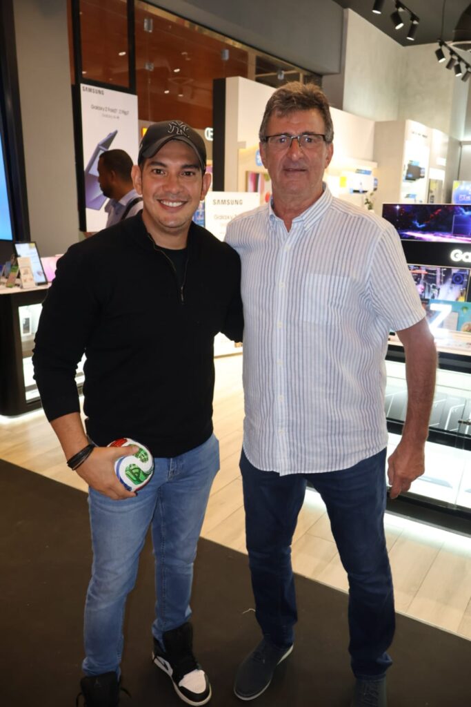 Mario Kempes y Samsung se unieron en una gira inspiradora, demostrando que la disciplina y la innovación son claves para mantenerse en la cima mundial 2 IMG 20251010 WA0476