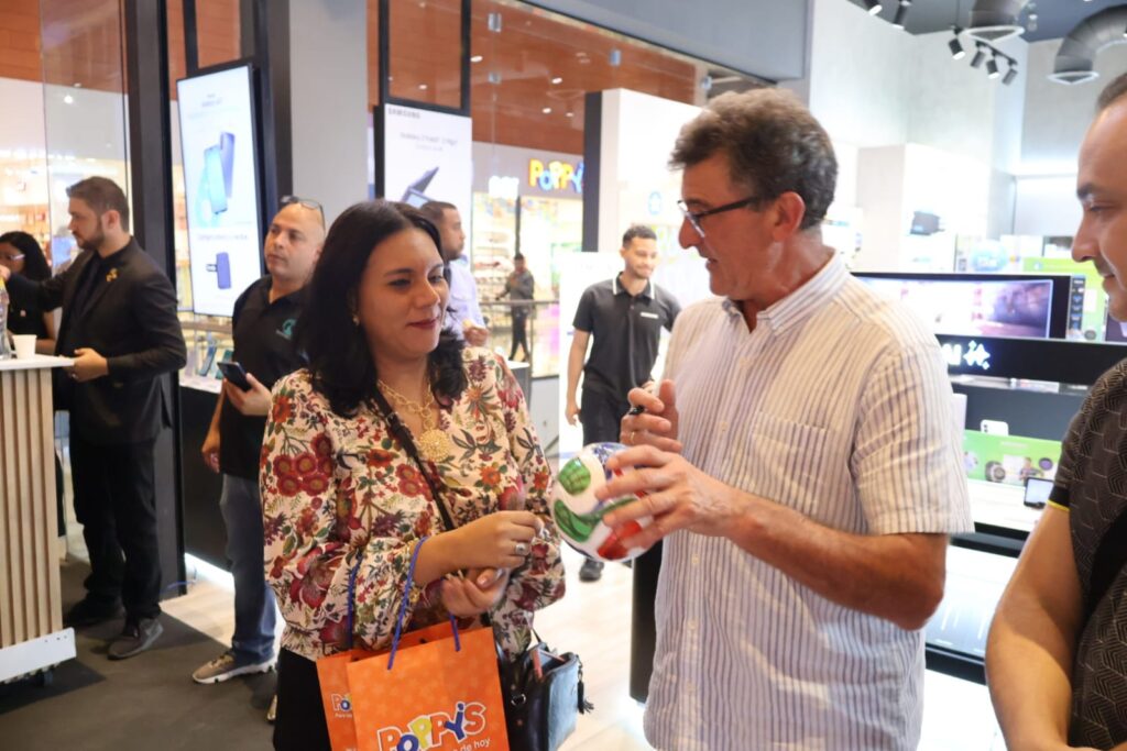 Mario Kempes y Samsung se unieron en una gira inspiradora, demostrando que la disciplina y la innovación son claves para mantenerse en la cima mundial 7 IMG 20251010 WA0477