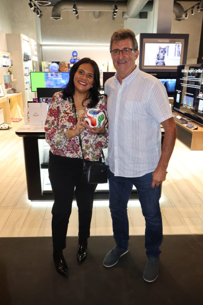 Mario Kempes y Samsung se unieron en una gira inspiradora, demostrando que la disciplina y la innovación son claves para mantenerse en la cima mundial 5 IMG 20251010 WA0479