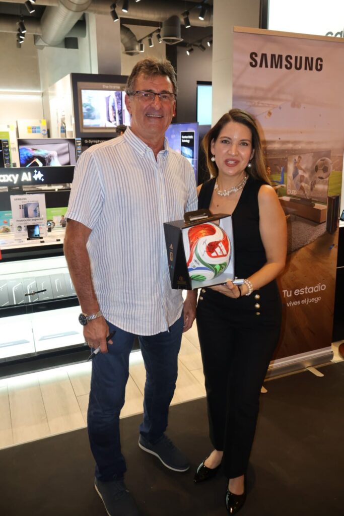 Mario Kempes y Samsung se unieron en una gira inspiradora, demostrando que la disciplina y la innovación son claves para mantenerse en la cima mundial 11 IMG 20251010 WA0480