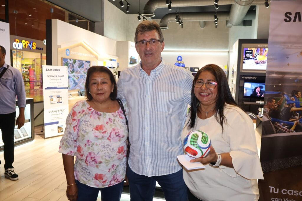 Mario Kempes y Samsung se unieron en una gira inspiradora, demostrando que la disciplina y la innovación son claves para mantenerse en la cima mundial 10 IMG 20251010 WA0481