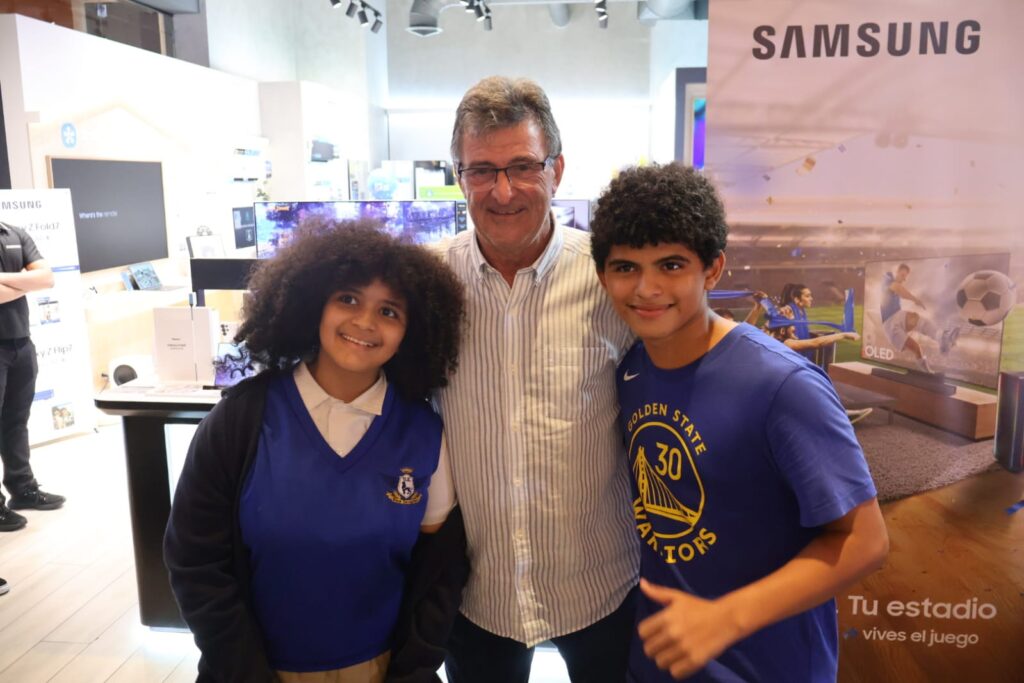 Mario Kempes y Samsung se unieron en una gira inspiradora, demostrando que la disciplina y la innovación son claves para mantenerse en la cima mundial 9 IMG 20251010 WA0482