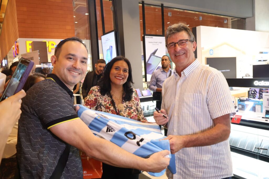 Mario Kempes y Samsung se unieron en una gira inspiradora, demostrando que la disciplina y la innovación son claves para mantenerse en la cima mundial 8 IMG 20251010 WA0483
