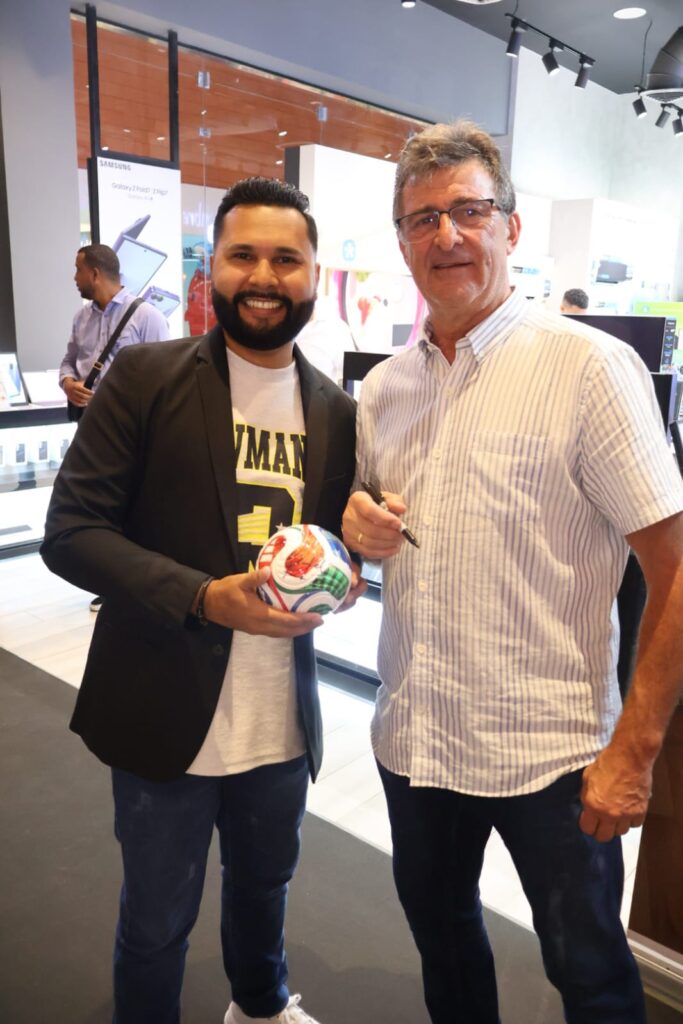 Mario Kempes y Samsung se unieron en una gira inspiradora, demostrando que la disciplina y la innovación son claves para mantenerse en la cima mundial 13 IMG 20251010 WA0484