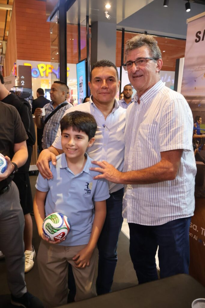 Mario Kempes y Samsung se unieron en una gira inspiradora, demostrando que la disciplina y la innovación son claves para mantenerse en la cima mundial 12 IMG 20251010 WA0486