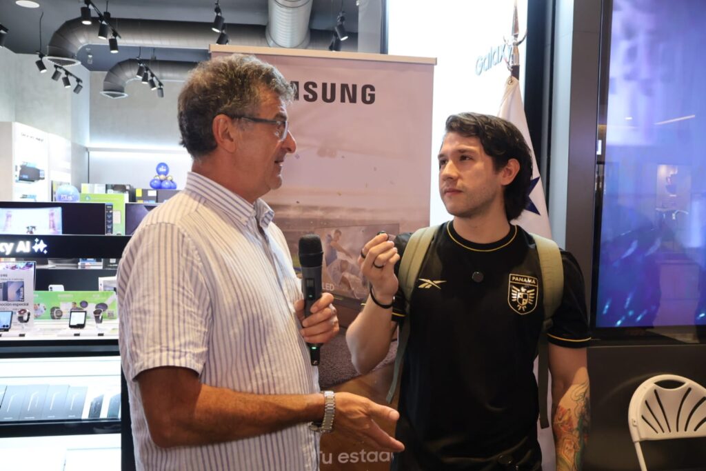 Mario Kempes y Samsung se unieron en una gira inspiradora, demostrando que la disciplina y la innovación son claves para mantenerse en la cima mundial 14 IMG 20251010 WA0491