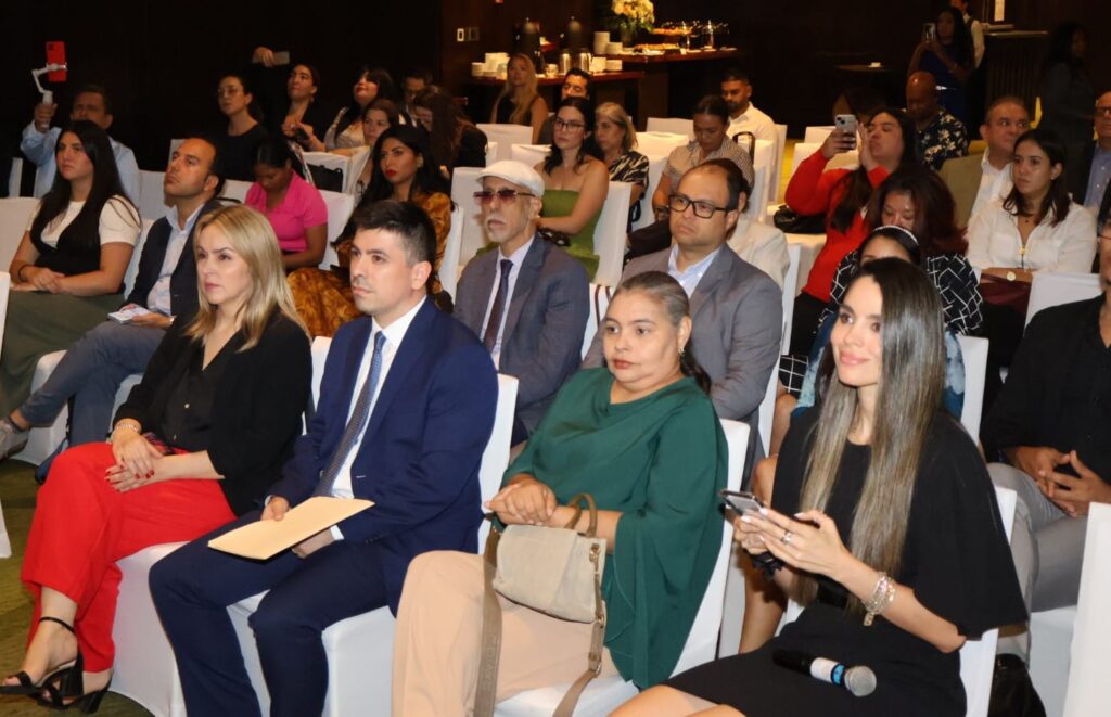 La alianza entre Academics y la Pontificia Universidad Católica de Chile fortalece la formación de líderes con visión global y consolida a Panamá como un nuevo centro de educación ejecutiva de clase mundial. 3 IMG 20260716 WA0451