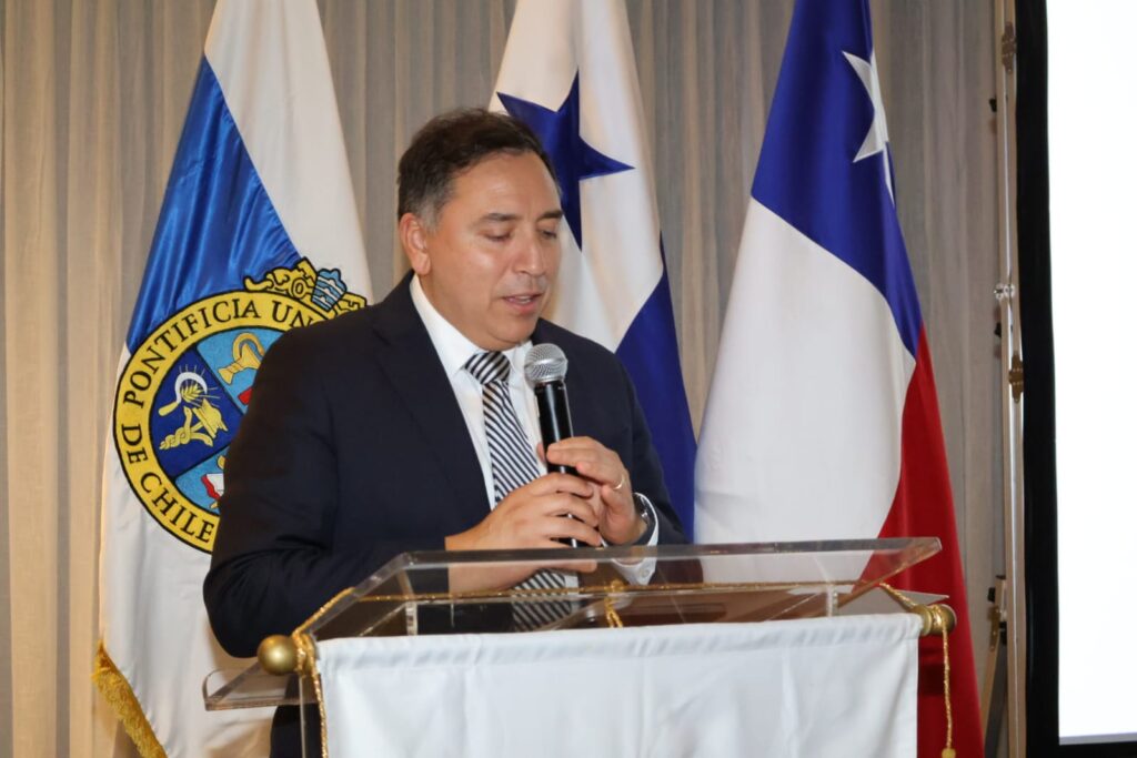 La alianza entre Academics y la Pontificia Universidad Católica de Chile fortalece la formación de líderes con visión global y consolida a Panamá como un nuevo centro de educación ejecutiva de clase mundial. 5 IMG 20260716 WA0454