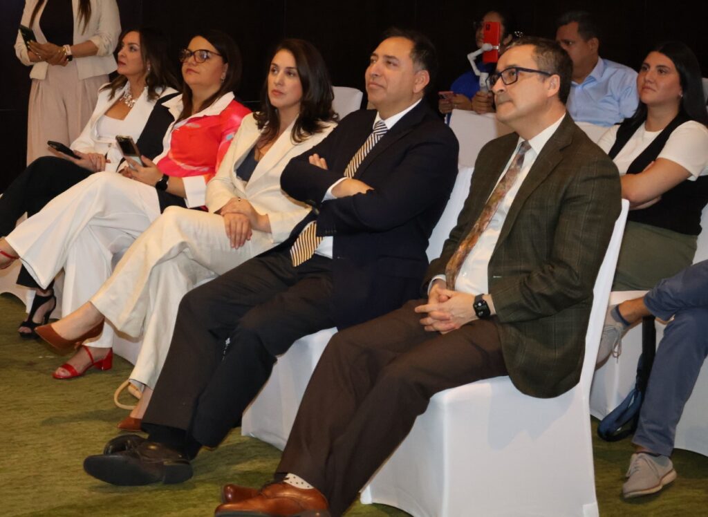 La alianza entre Academics y la Pontificia Universidad Católica de Chile fortalece la formación de líderes con visión global y consolida a Panamá como un nuevo centro de educación ejecutiva de clase mundial. 6 IMG 20260716 WA0455