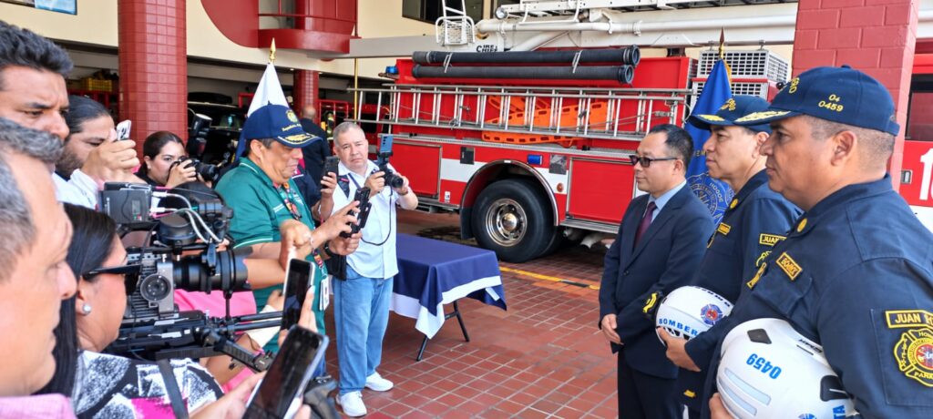 China entrega ayuda a los bomberos panameños que atienden la emergencia tras el terremoto 6 IMG 20261015 WA05451